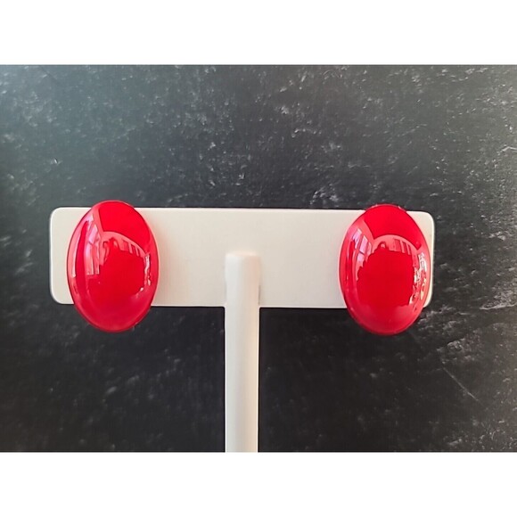 Red Glass Oval Shaped Gold Tone Metal Clip-on Earrings Vintage - Picture 4 of 10